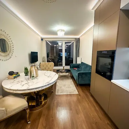 Apartman 5-star Modern - Metro & Old Town Nearby